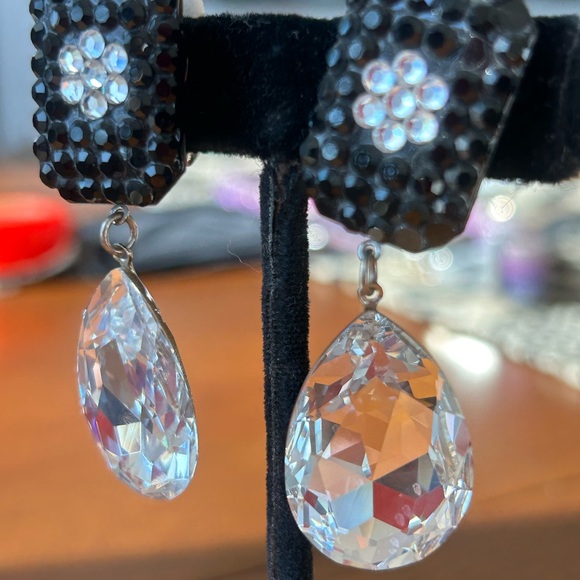 VINTAGE XL CLEAR  TEAR DROP  CRYSTAL SWAROFSKI /BLACK CRYSTAL FLOWER- - Picture 10 of 15